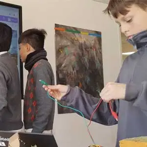 Niños preparando presentación