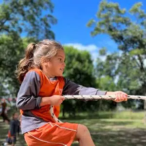 Nena jugando tirando de una soga