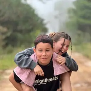 Niño y niña divirtiendose