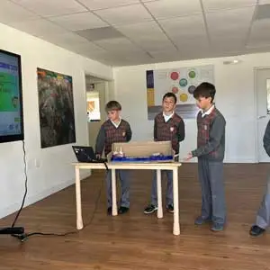 Niños realizando una presentación