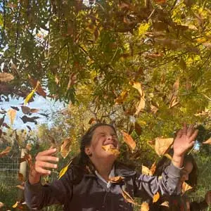 Nena recibiendo el otoño