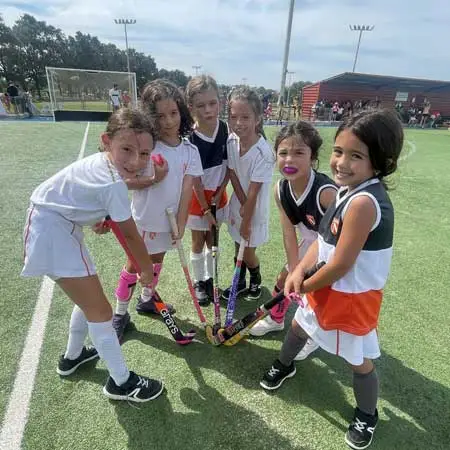 Nenas haciendo jockey