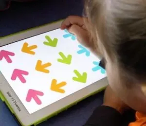 Niñas y niños usando tecnología