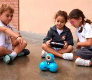 Niñas y niños usando tecnología