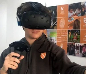 Niñas y niños usando tecnología