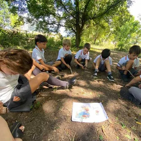 Paradigmas que nos inspiran - Niños y niñas sentados en la naturaleza